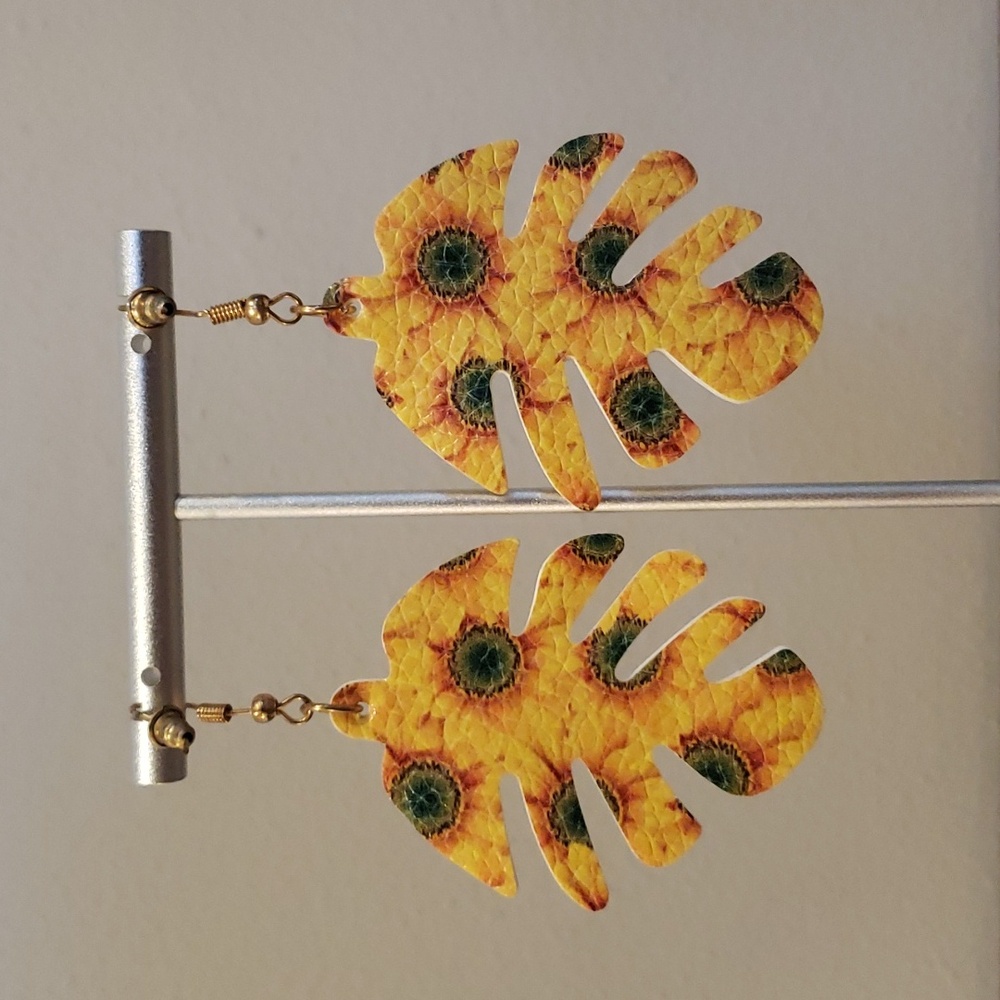 60. 3 Felt Dangle Earrings - Picture 3 of 11
